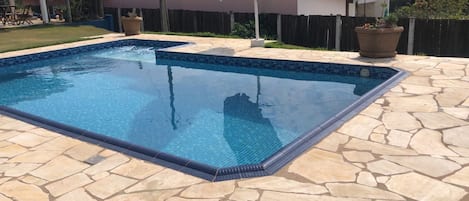 Een buitenzwembad en een verwarmd zwembad