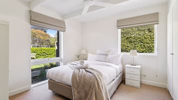 5 dormitoris, planxa i posts de planxar, Internet i roba de llit