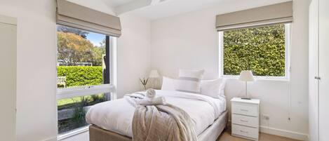 5 bedrooms, iron/ironing board, internet, bed sheets