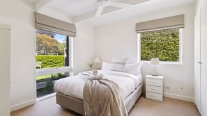 5 bedrooms, iron/ironing board, Internet, bed sheets