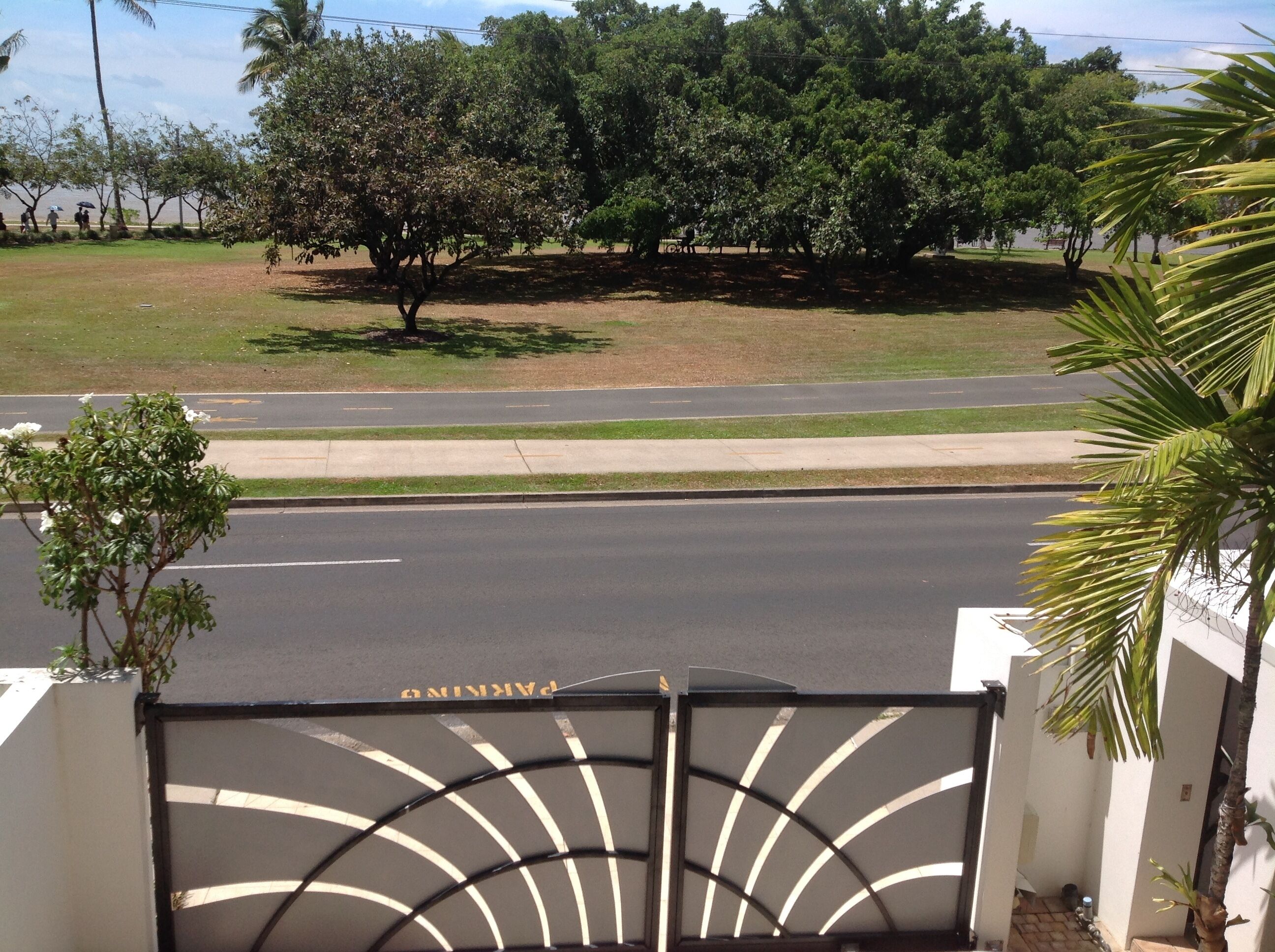 one of the finest private houses on the Esplanade Cairns great location. — image 5
