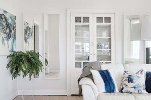 TV - Boutique Coogee Beach Retreat with Ocean Views (Coogee)