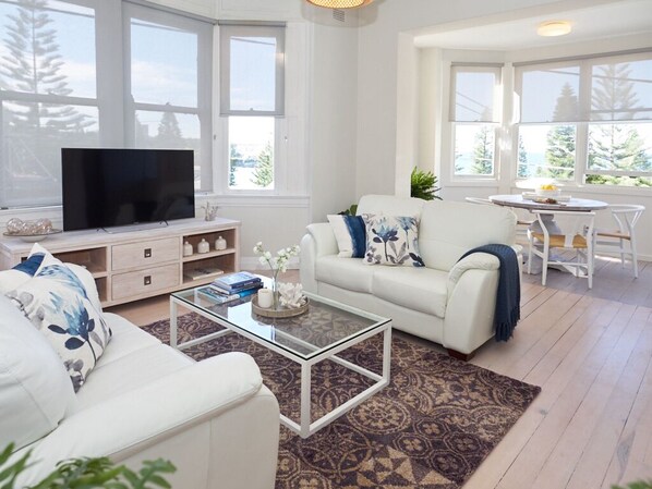 TV - Boutique Coogee Beach Retreat with Ocean Views (Coogee)