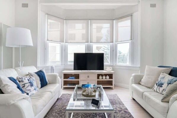 TV - Boutique Coogee Beach Retreat with Ocean Views (Coogee)