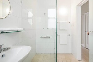 Shower, hair dryer, towels, soap - Boutique Coogee Beach Retreat with Ocean Views (Coogee)