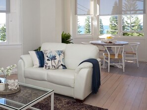 TV - Boutique Coogee Beach Retreat with Ocean Views (Coogee)