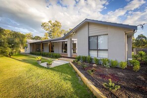 Exterior - Amani - Great 6 bedroom home with pool and awesome entertainment deck (Pokolbin)