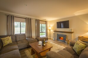 Fireplace, stereo - Amani - Great 6 bedroom home with pool and awesome entertainment deck (Pokolbin)