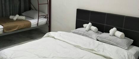 3 slaapkamers, een strijkplank/strijkijzer, internet, beddengoed