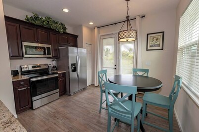 Gator Cove: Quaint 2-bedroom, 1-bath cottage, sleeps 4. Great for a peaceful retreat.