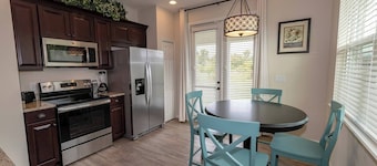 Gator Cove: Quaint 2-bedroom, 1-bath cottage, sleeps 4. Great for a peaceful retreat.