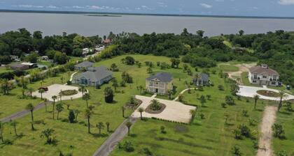 Gator Cove: Quaint 2-bedroom, 1-bath cottage, sleeps 4. Great for a peaceful retreat.