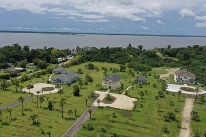 Gator Cove: Quaint 2-bedroom, 1-bath cottage, sleeps 4. Great for a peaceful retreat.