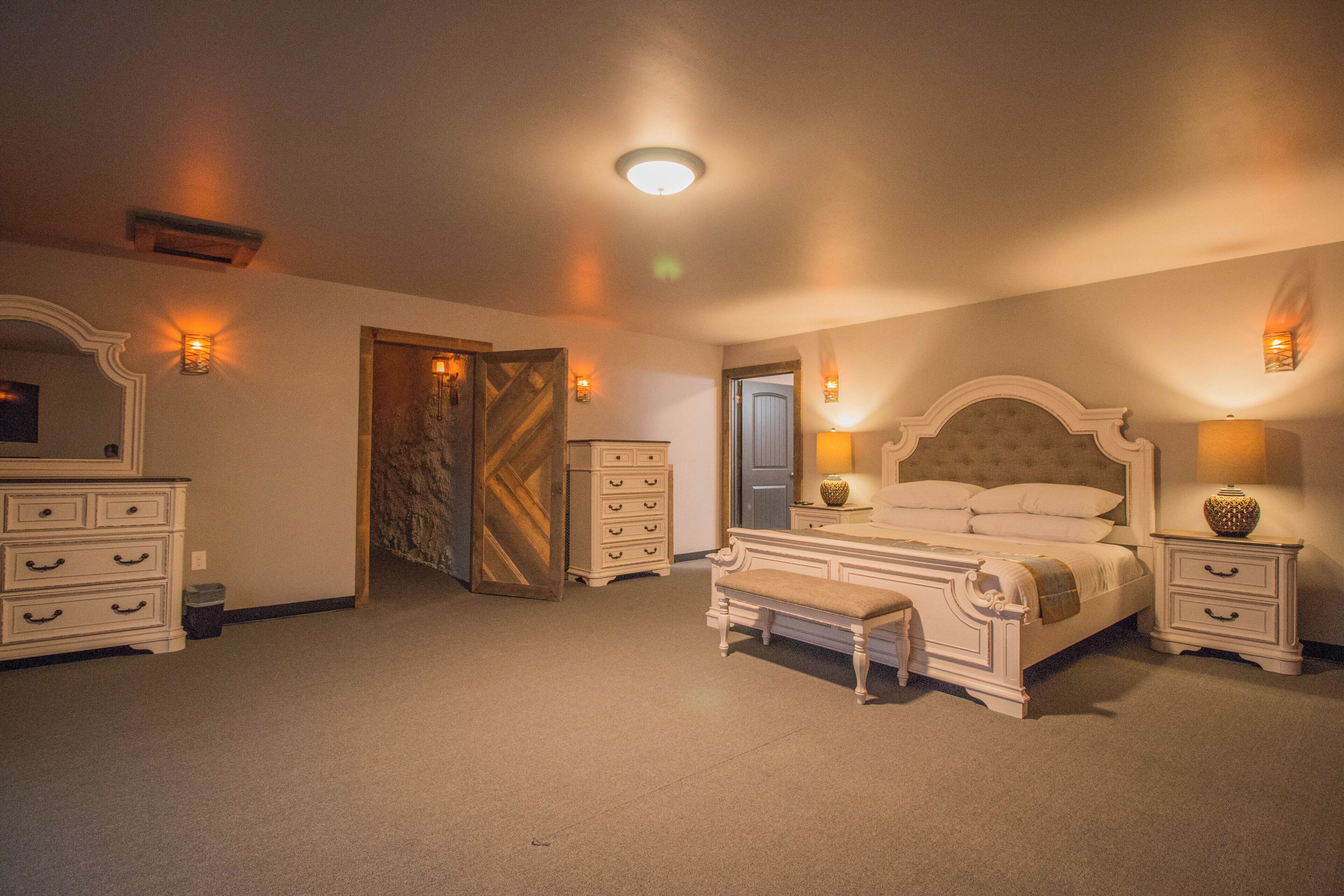 18 bedrooms, 26 bathrooms, 3 pools, bowling, mini golf, sleeps 44+