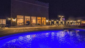 Outdoor pool, a heated pool