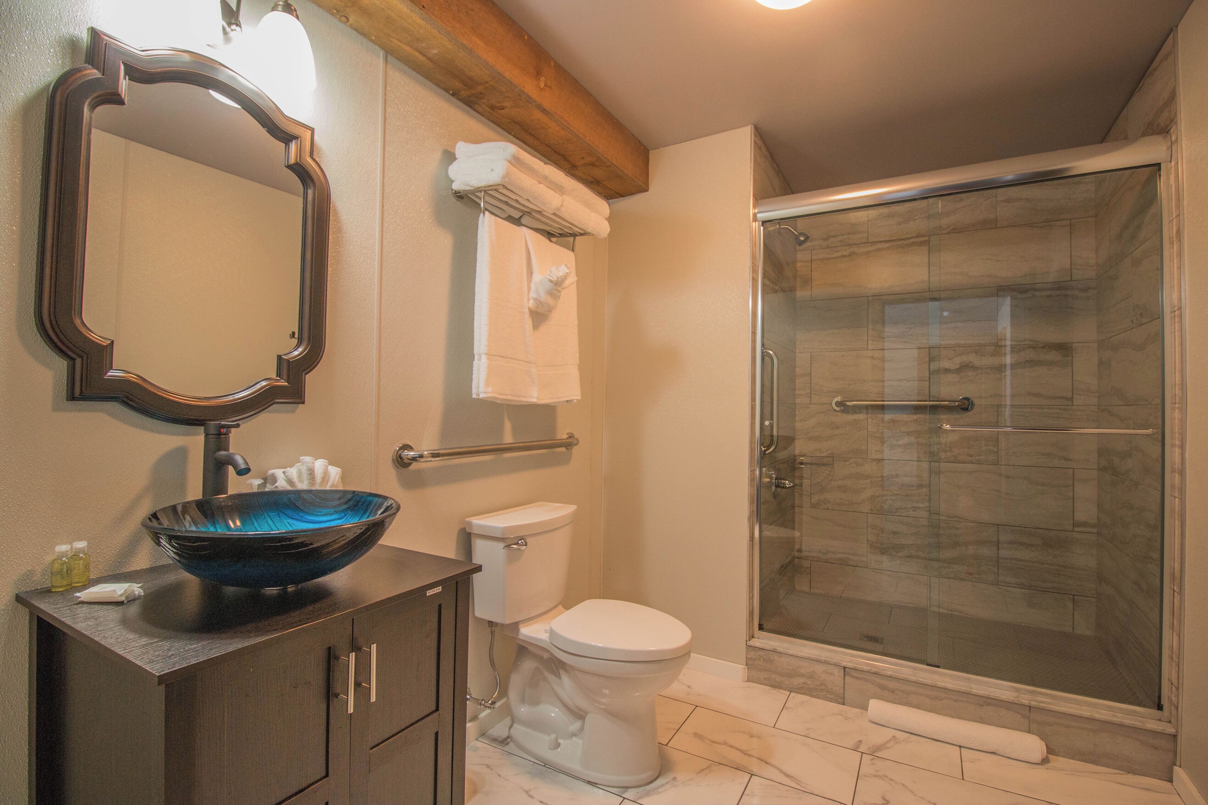 18 bedrooms, 26 bathrooms, 3 pools, bowling, mini golf, sleeps 44+