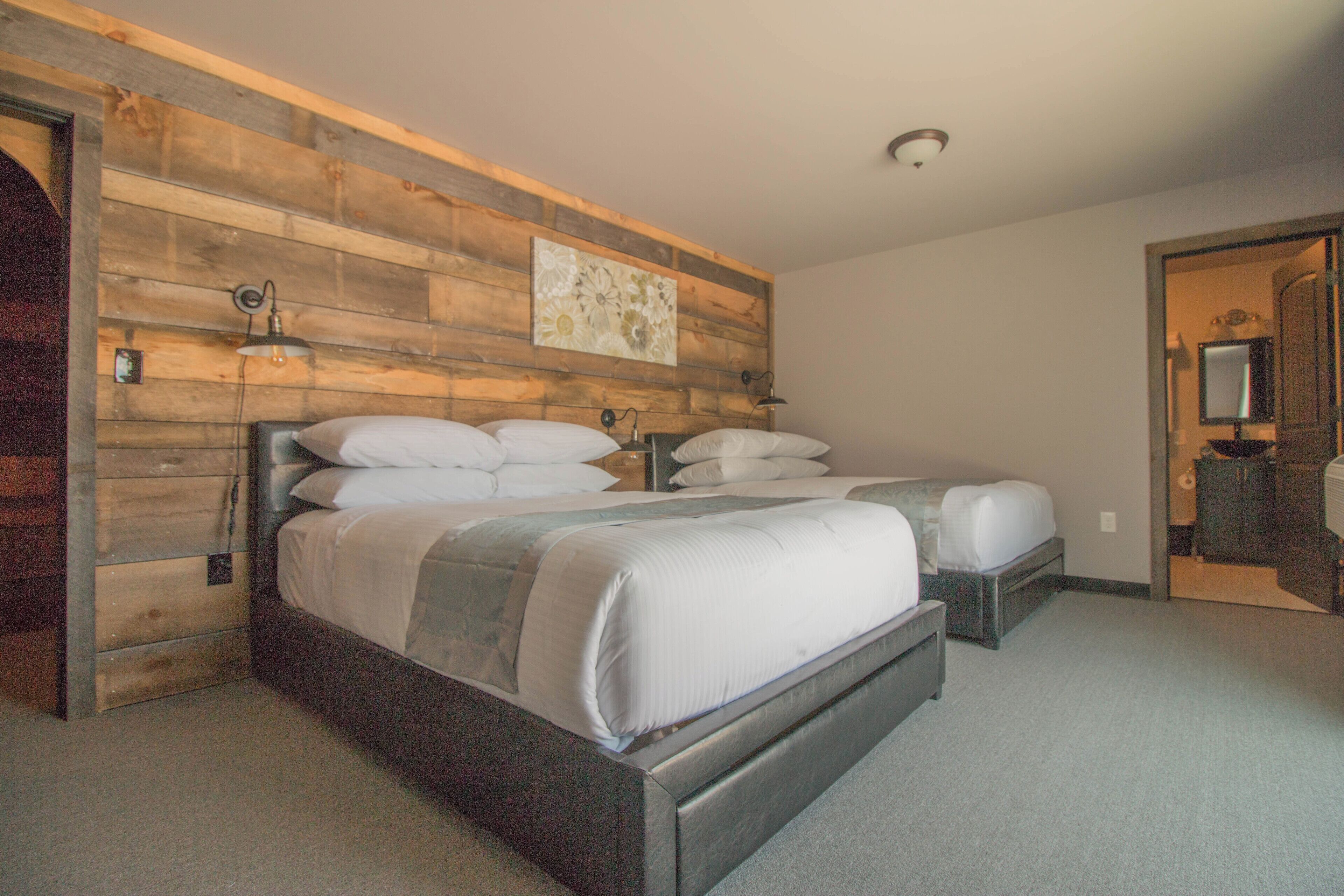 18 bedrooms, 26 bathrooms, 3 pools, bowling, mini golf, sleeps 44+