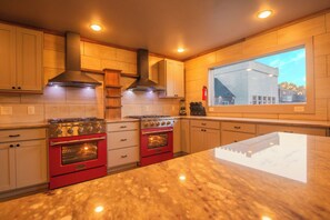 雪櫃、微波爐、焗爐、爐具