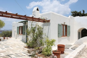 A white building with green shutters and terracotta pots. - Aegean traditional home in Athens Riviera (Thimari)