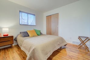 3 bedrooms, desk, iron/ironing board, travel cot