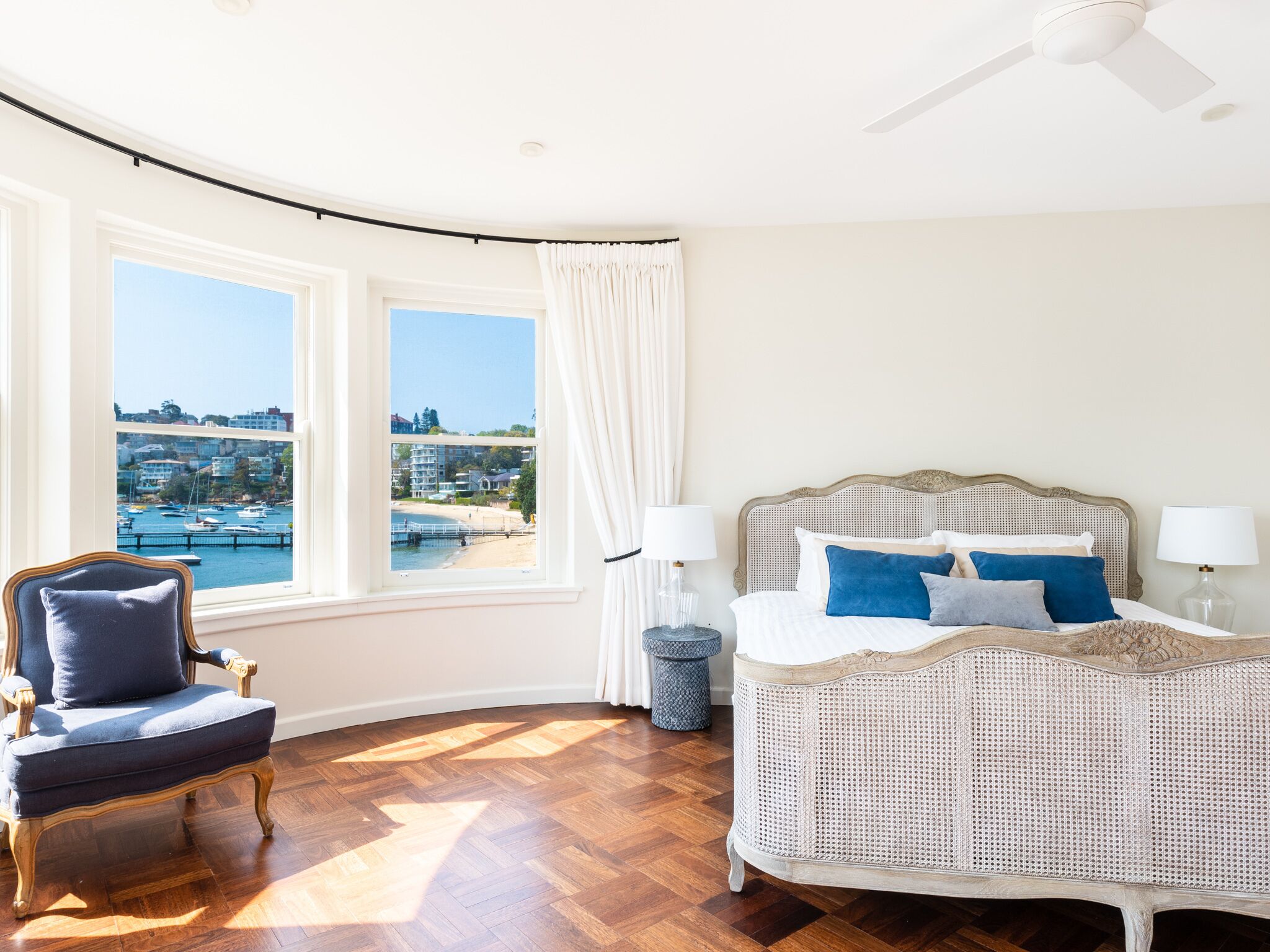 Magnificent Art Deco Waterfront apartment on the edge of Redleaf Beach — image 4