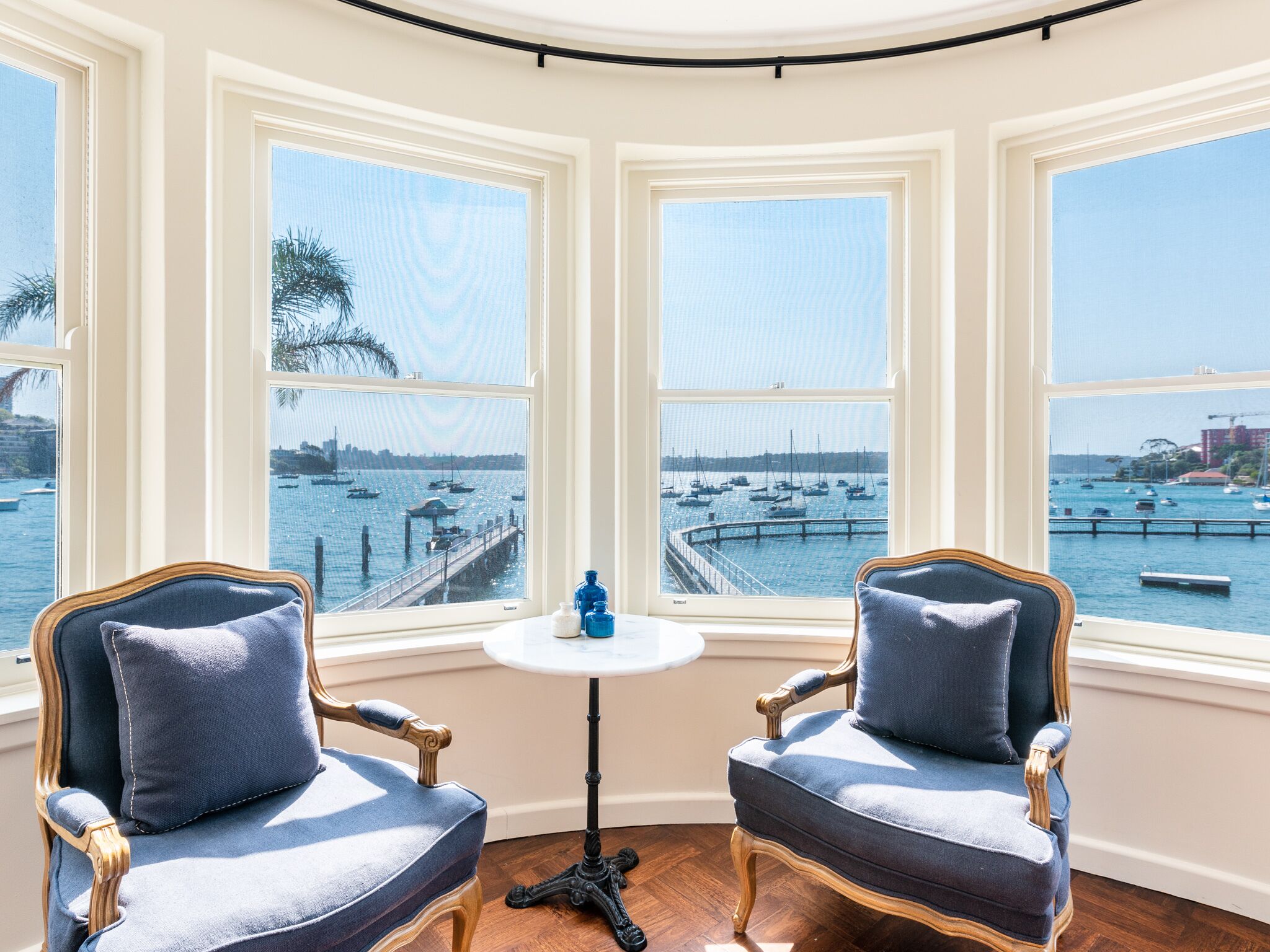 Magnificent Art Deco Waterfront apartment on the edge of Redleaf Beach — image 3