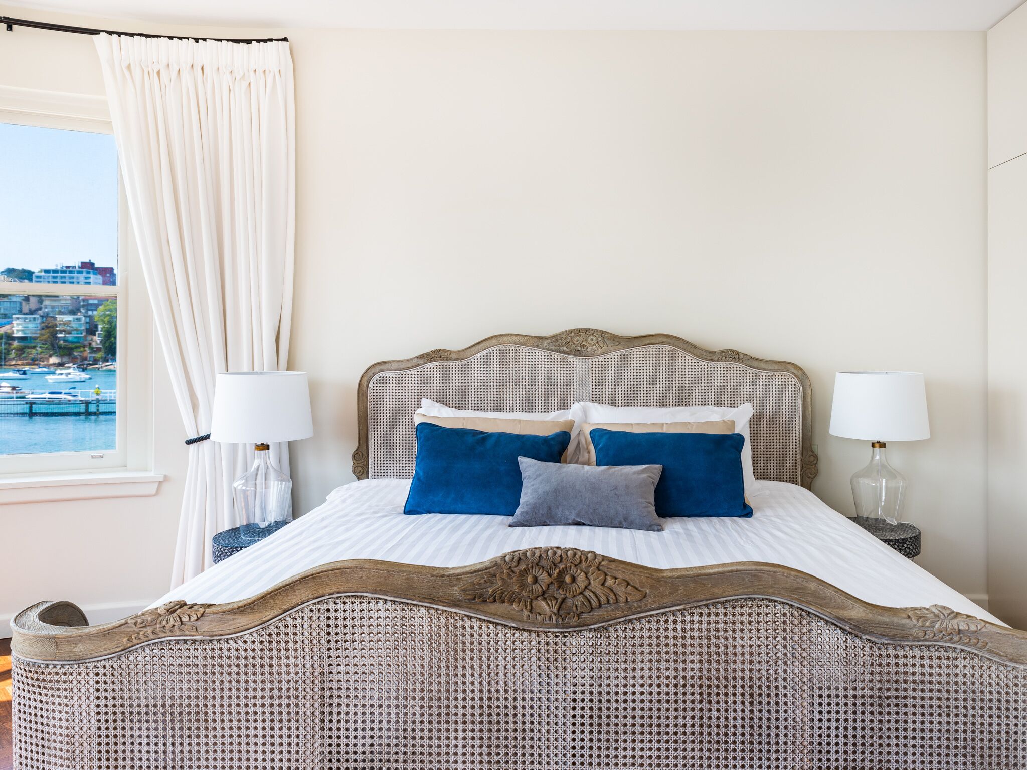 Magnificent Art Deco Waterfront apartment on the edge of Redleaf Beach — image 14