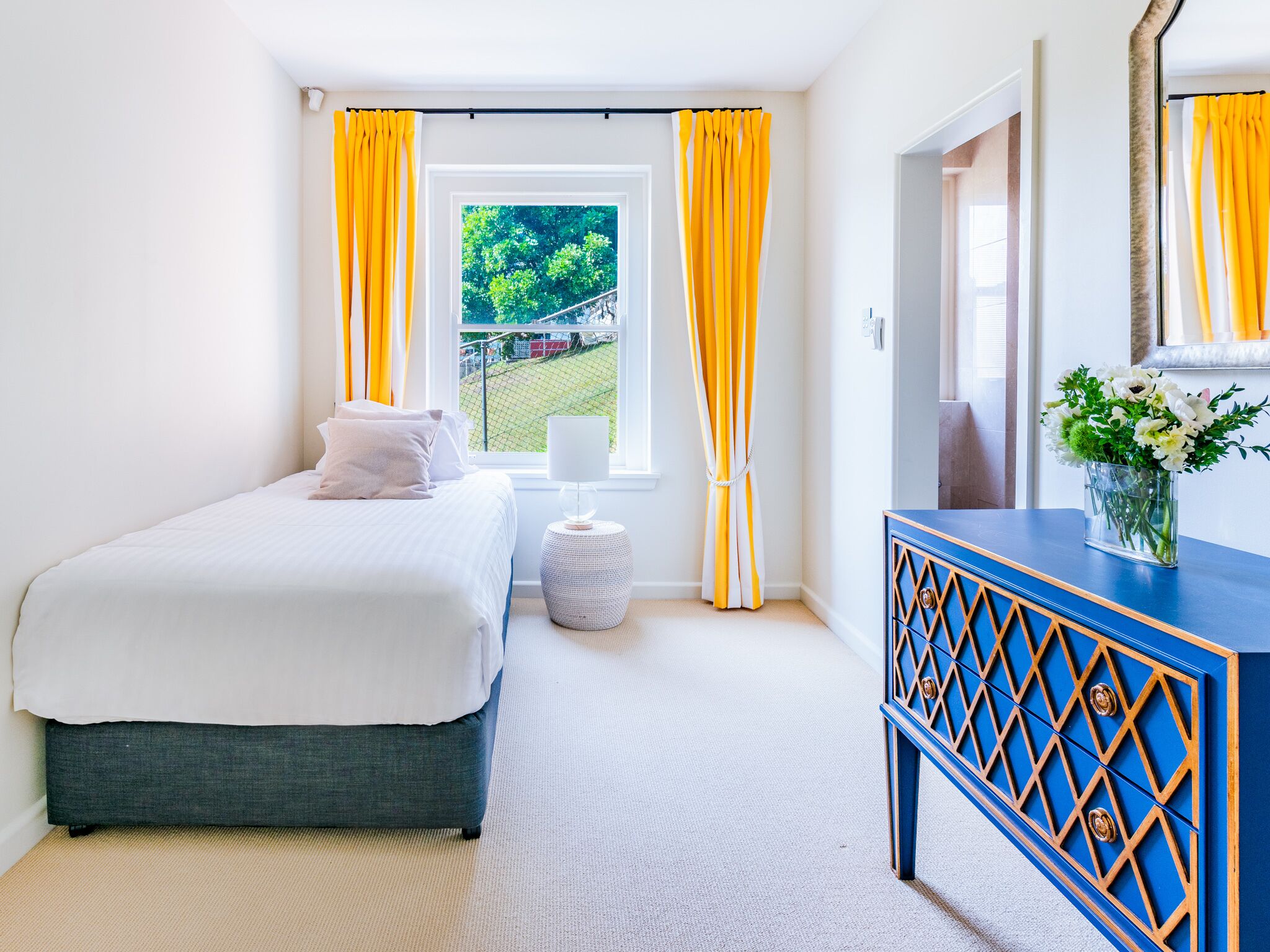 Magnificent Art Deco Waterfront apartment on the edge of Redleaf Beach — image 18