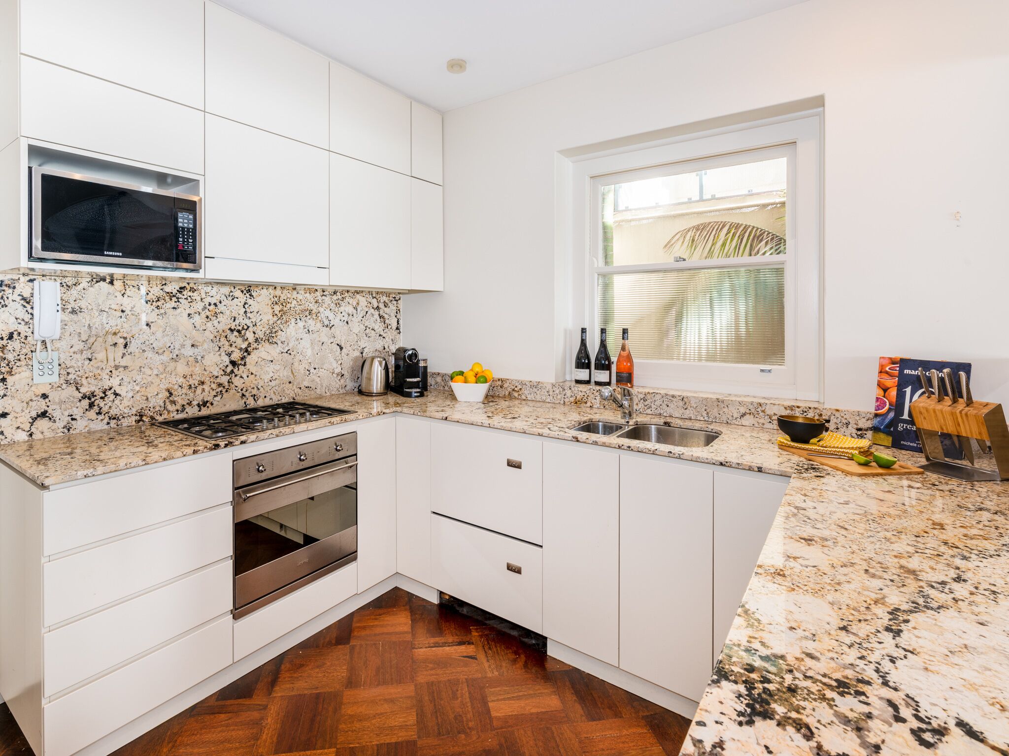 Magnificent Art Deco Waterfront apartment on the edge of Redleaf Beach — image 13