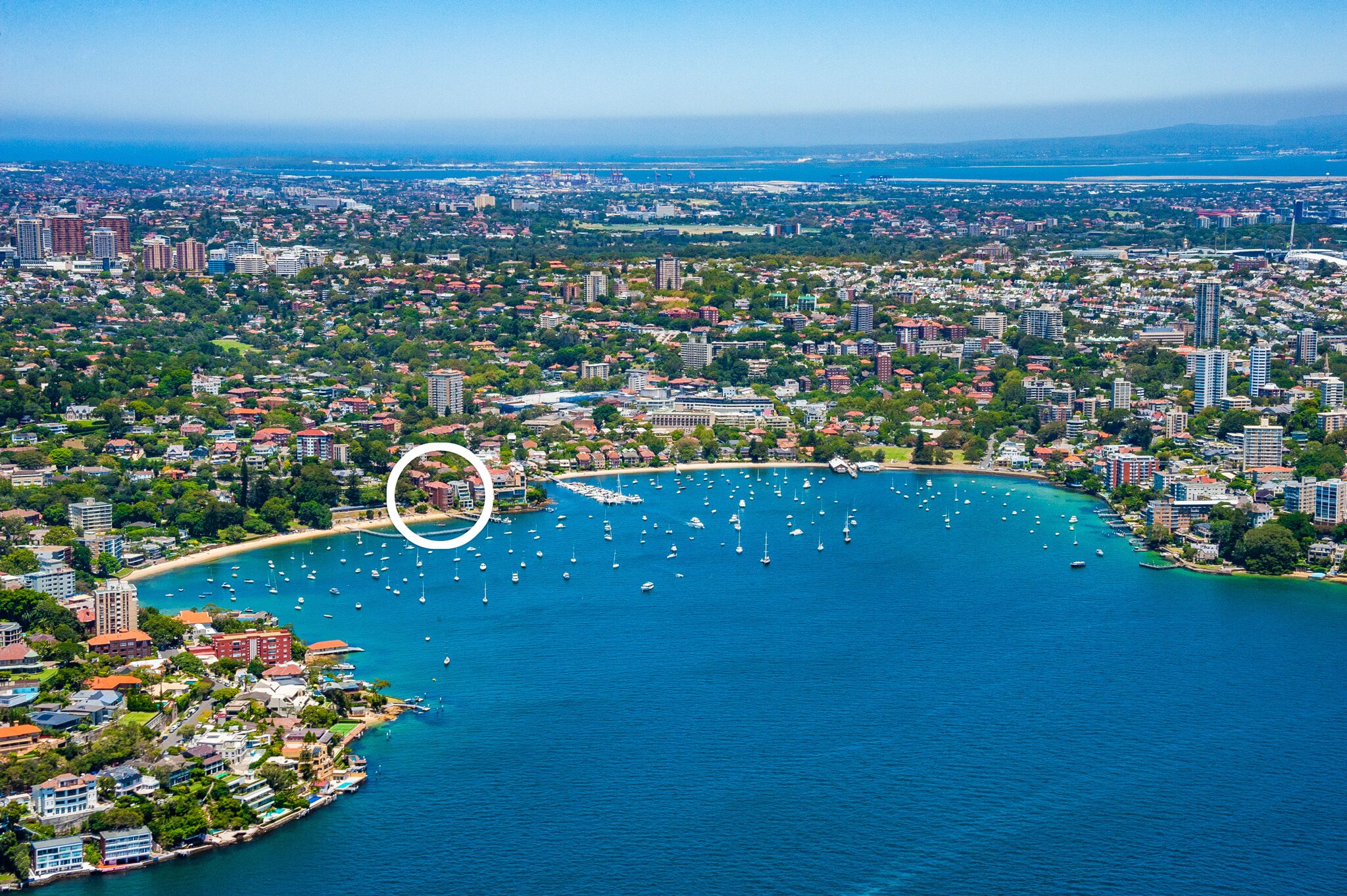 Magnificent Art Deco Waterfront apartment on the edge of Redleaf Beach — image 8