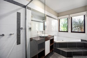 Dusche, Whirlpool, Haartrockner, Handtücher