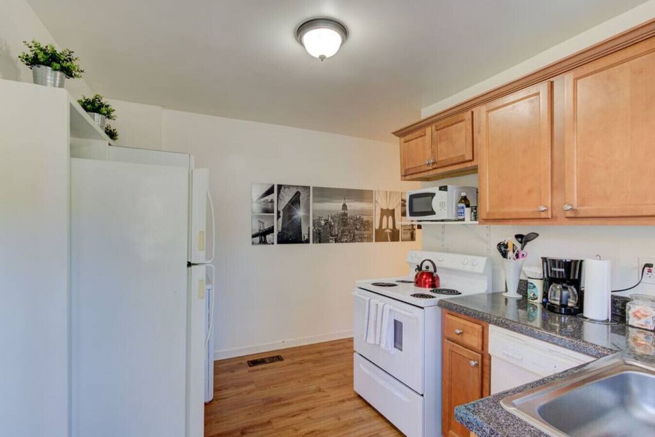 Een koelkast, een magnetron, een oven, een kookplaat