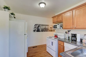 Een koelkast, een microgolfoven, een oven, een kookplaat