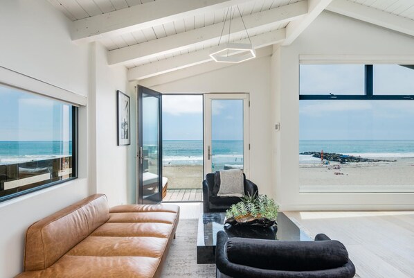 Smart TV, fireplace, books, music library - Luxury Beachfront - Pool, Gym & Sunset Deck (Ventura)