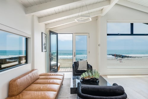 Luxury Beachfront - Pool, Gym & Sunset Deck