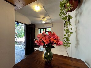 1 sovrum, memory foam-madrasser och mörkläggningsgardiner