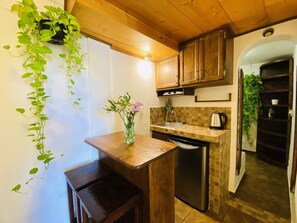 Kylskåp, mikrovågsugn, spishäll och vattenkokare