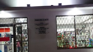 Un escaparate con un cartel que dice "DORI" y una ventana que muestra luces de colores.