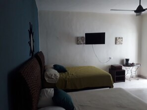 1 dormitorio, tabla de planchar con plancha, wifi y ropa de cama
