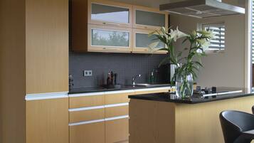 Coffee/tea maker, fridge, oven, stovetop