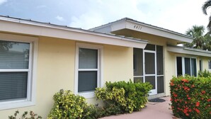 Un edificio a due piani con tetto piatto, il numero '4411' sul lato superiore destro e un ingresso principale con porta in vetro.