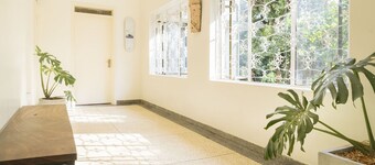 Chambre ensoleillée et fraîche par Acacia Mall