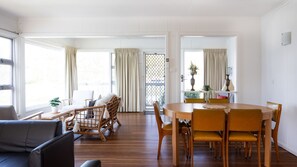Dining - Surf & Turf Retreat in Mollymook (Mollymook)