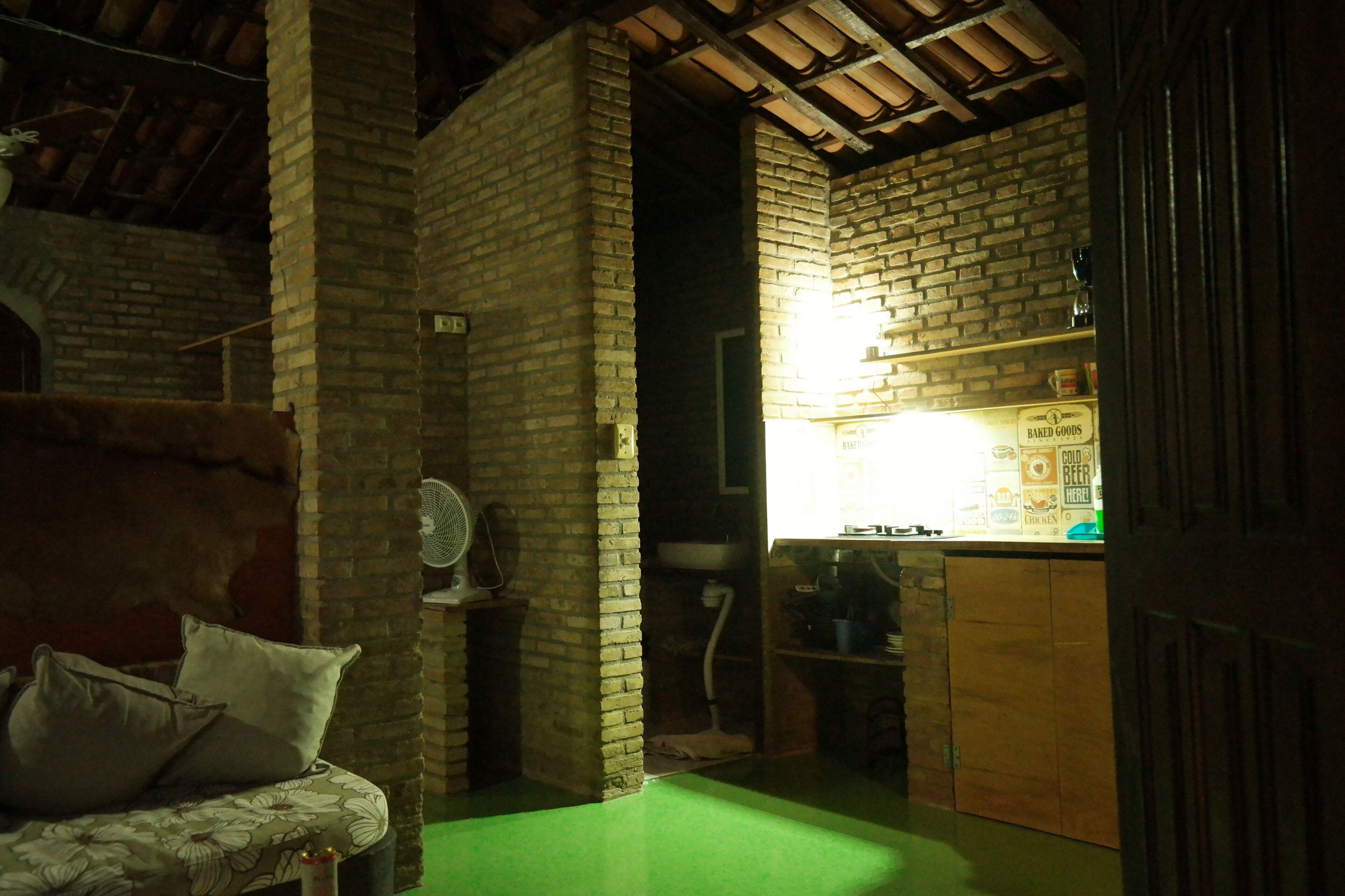 Rustic chale situated on the Ipitanga riverbank in nature