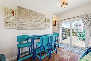 Dining - Beach house with a beach front view and dog friendly limited to 25 lbs.. (Galveston)