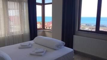 3 bedrooms, Egyptian cotton sheets, premium bedding, blackout curtains