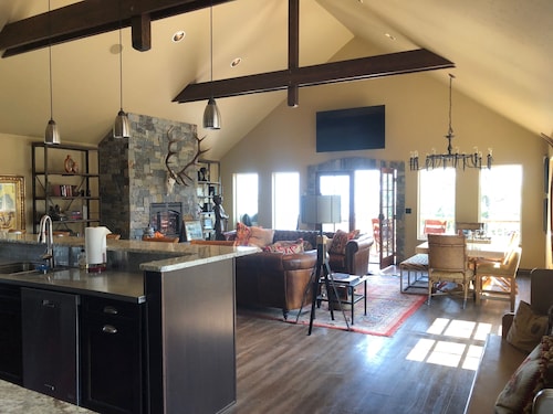 5 Star Private Gated Luxury 3 King Bedroom Estate Lodge Lake Views EV Charger
