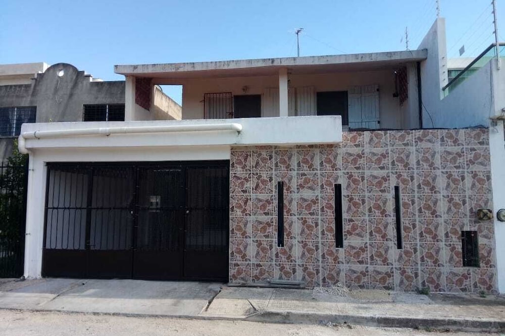 Preciosa Casa en Fraccionamiento exclusivo y vecindario tranquilo.