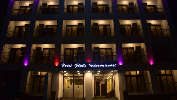 Um hotel com vários andares e uma placa com a inscrição 'Hotel Globe International'.
