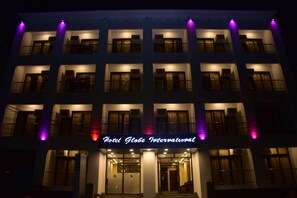 A multi-story hotel with a sign reading "Hotel Globe International." - Hotel Globe International (Puri)